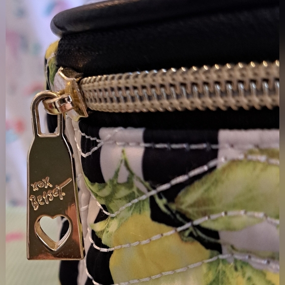 Y2K Betsey Johnson Large Travel Cosmetic Makeup Case w/ Lemon Print & Handle - Picture 10 of 10
